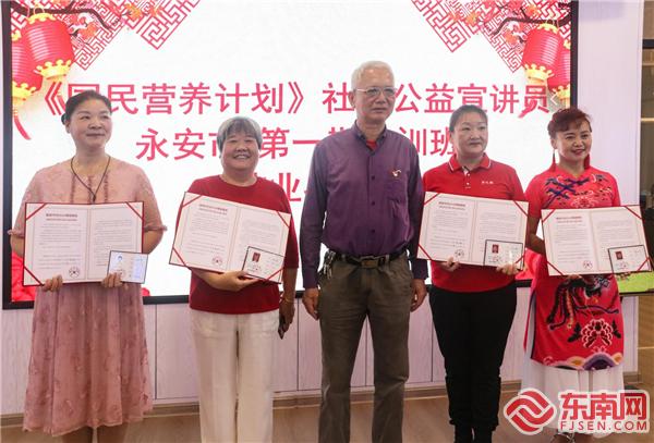 1656578688125786.jpg 頒發結業證書.jpg
